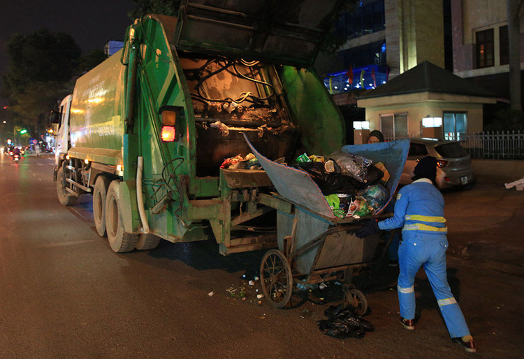 Người lao động mưu sinh trong đêm đông giá rét ảnh 10