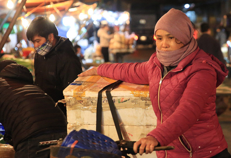 Người lao động mưu sinh trong đêm đông giá rét ảnh 3