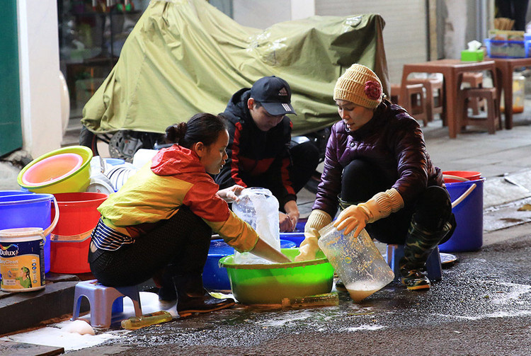 Người lao động mưu sinh trong đêm đông giá rét ảnh 7