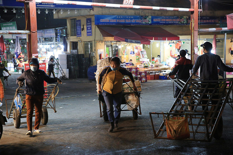 Người lao động mưu sinh trong đêm đông giá rét ảnh 2