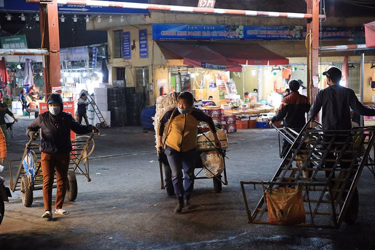 Người lao động mưu sinh trong đêm đông giá rét ảnh 2