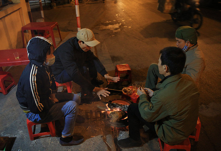 Người lao động mưu sinh trong đêm đông giá rét ảnh 5