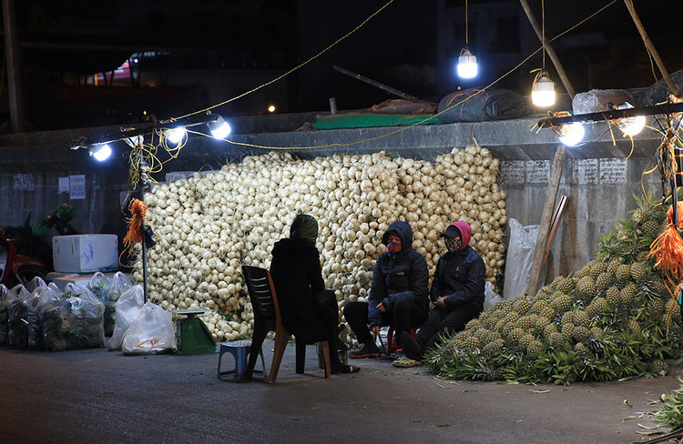 Người lao động mưu sinh trong đêm đông giá rét ảnh 4