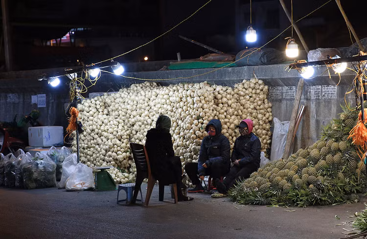 Người lao động mưu sinh trong đêm đông giá rét ảnh 4