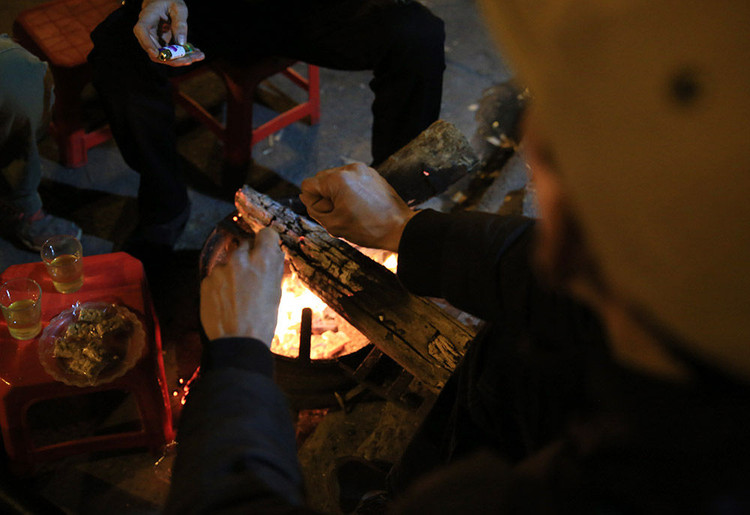 Người lao động mưu sinh trong đêm đông giá rét ảnh 6