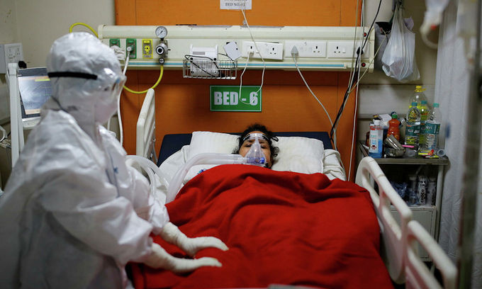 Một bệnh nhân Covid-19 được điều trị trong phòng chăm sóc tích cực ở bệnh viện ngoại ô New Delhi cuối tháng 5. Ảnh: Reuters.