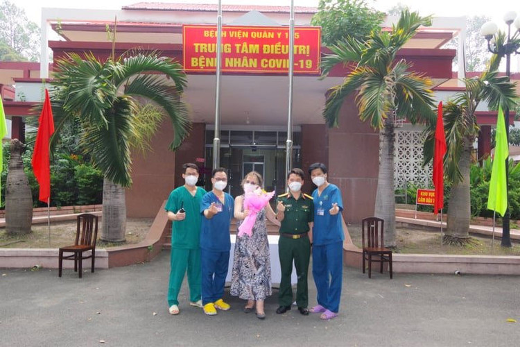 cac-bs-trung-tam-dieu-tri-covid-bv-qy-175-chia-vui-cung-bn.jpg