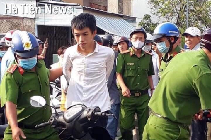 2 đối tượng cầm vật nghi là súng xông vào ngân hàng cướp tiền - 2