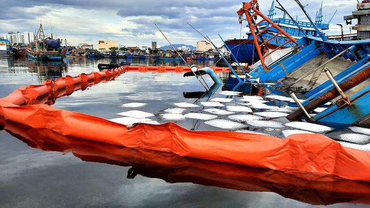 Ứng phó khẩn cấp sự cố tàu cá chìm tràn dầu trên biển -0