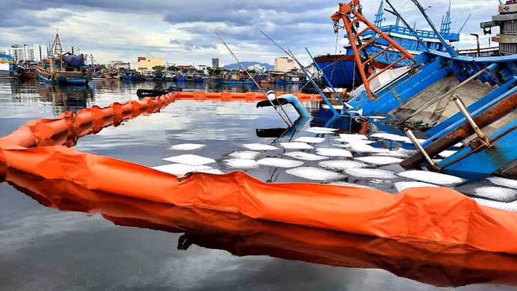 Ứng phó khẩn cấp sự cố tàu cá chìm tràn dầu trên biển -0