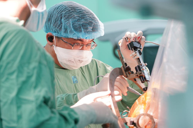 cac-bac-si-bv-dhyd-tphcm-thuc-hien-phau-thuat-kich-thich-nao-sau-cho-nguoi-benh.jpg