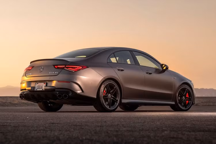 1. Mercedes-AMG CLA 45 2021 (giá khởi điểm: 55.350 USD).