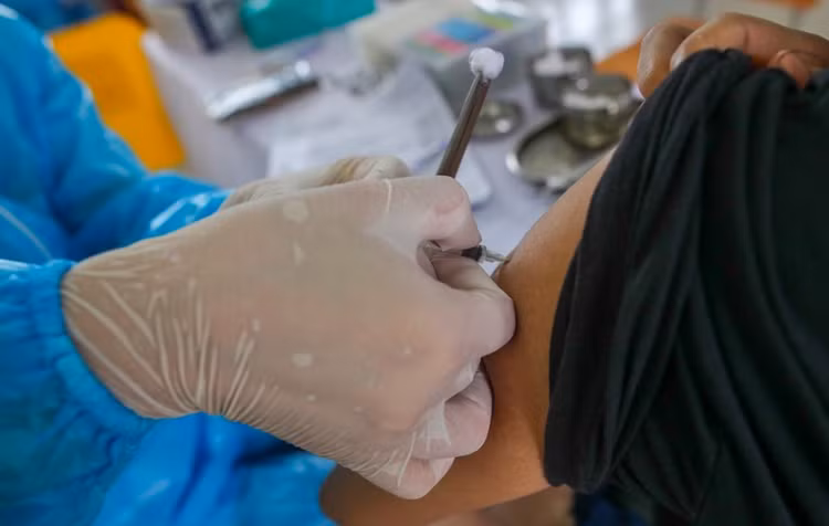 Hà Nội xây dựng dự trù số vaccine COVID-19 cần để tiêm mũi 2 cho người dân - Ảnh 1.