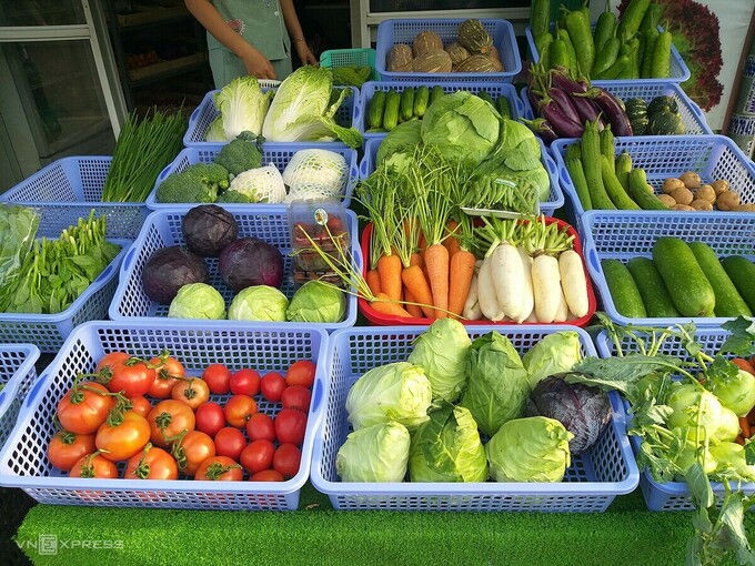 Rau xanh được bán tại cửa hàng ở đường Phạm Văn Chiêu (Gò Vấp). Ảnh: Thi Hà.