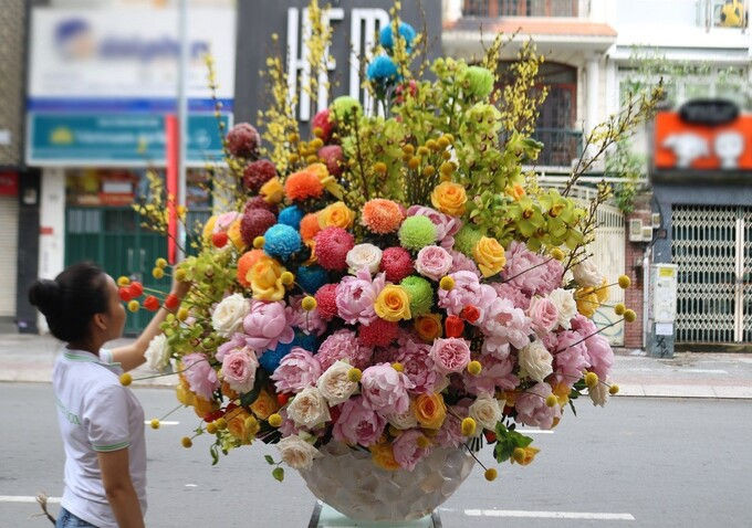 Bình hoa giá 65 triệu đồng được vị khách đặt mua. Ảnh: Flower box.