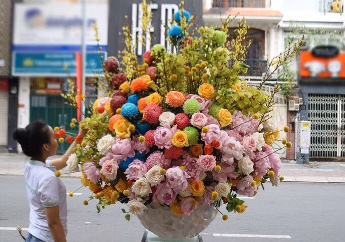 Bình hoa giá 65 triệu đồng được vị khách đặt mua. Ảnh: Flower box.