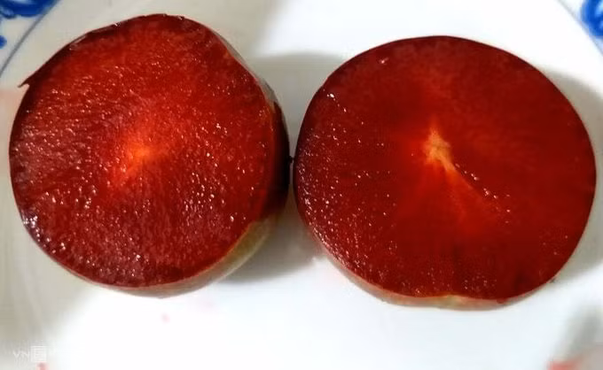 Trái mận được lựa chọn kỹ nên độ đồng đều cao. Ảnh: Hồng Châu.