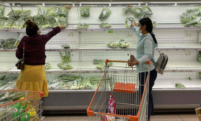 Khách gom hết sạch rau trên kệ tại Co.op Xtra Phạm Văn Đồng. Ảnh: Tấn Đạt.