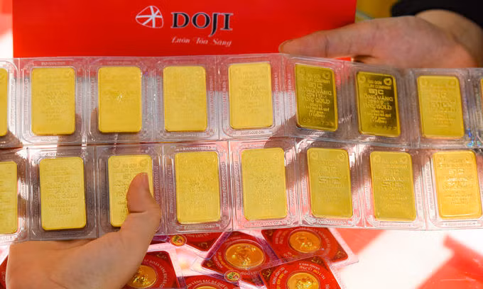 Vàng miếng được giao dịch tại một cửa hàng ở Hà Nội. Ảnh: DOJI.