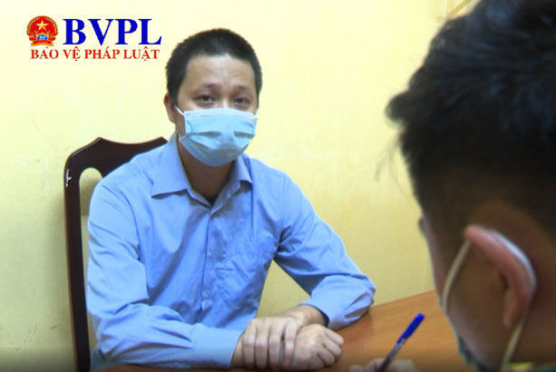 ĐTV lấy lời khai một đối tượng.