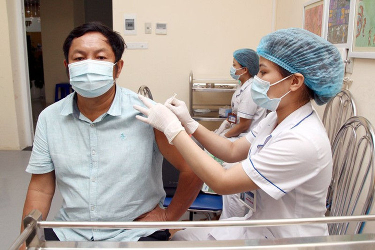 Tiem vac xin COVID-19 Benh vien E, cac diem: Ha Noi nen “chi vien” giu trat tu... de bac si lam chuyen mon-Hinh-2