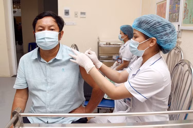 Tiem vac xin COVID-19 Benh vien E, cac diem: Ha Noi nen “chi vien” giu trat tu... de bac si lam chuyen mon-Hinh-2