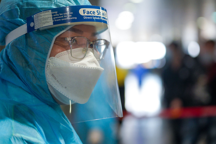 Cach ly mot nguoi tiep xuc benh nhan Covid-19 o cua khau hinh anh