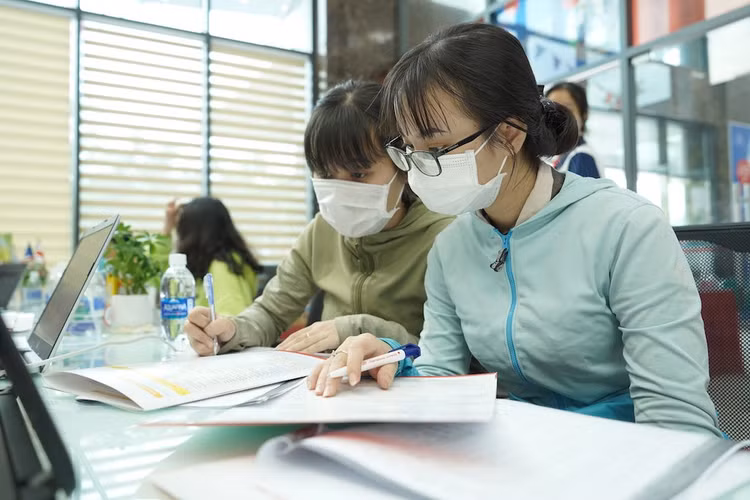 Điểm chuẩn Trường ĐH Kinh tế - Tài chính TP.HCM: Có ngành lên đến 24 điểm! ảnh 1 Thí sinh và phụ huynh đăng ký xét tuyển năm 2021 /// Cao Tân