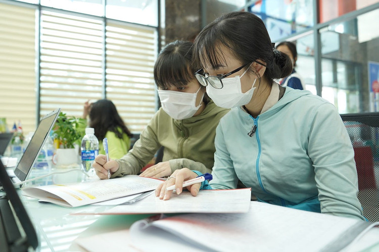 Thí sinh và phụ huynh đăng ký xét tuyển năm 2021 /// Cao Tân 