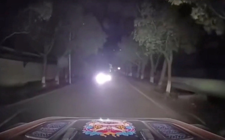 Bật đèn pha ô tô sáng chói khi lưu thông, do mắt kém hay ý thức kém? - 1