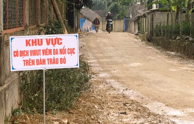 Nhiều tuyến đường ở huyện Hương Khê được cắm biển cảnh báo để người dân đề phòng. Ảnh: Đức Hùng