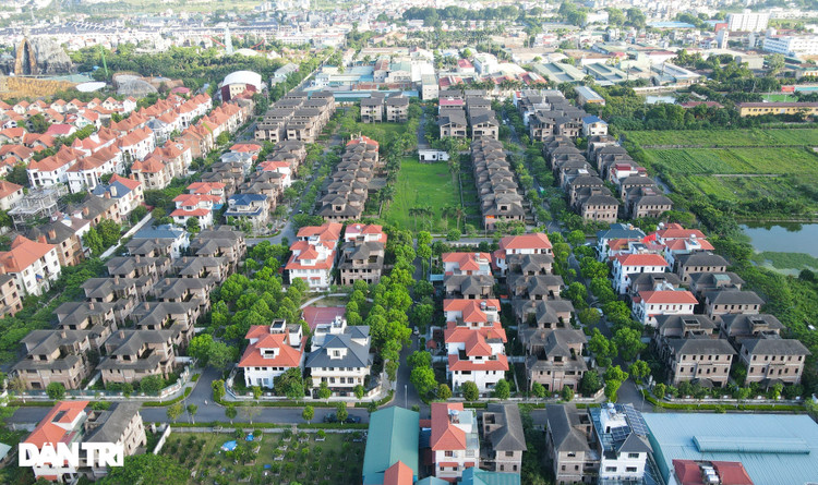 Cận cảnh hàng loạt khu biệt thự bỏ hoang nhiều năm ở ngoại thành Hà Nội - 1