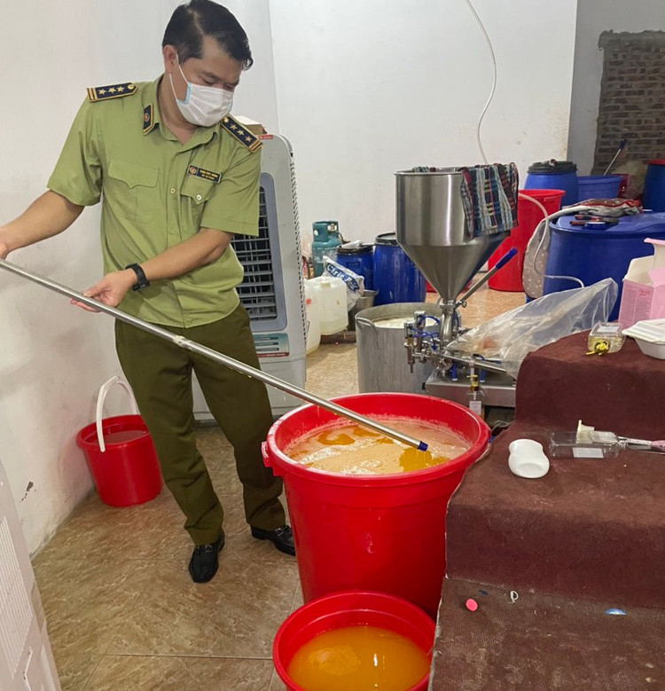 Cận cảnh xưởng sản xuất mỹ phẩm, nước hoa Chanel đựng trong xô chậu - 2