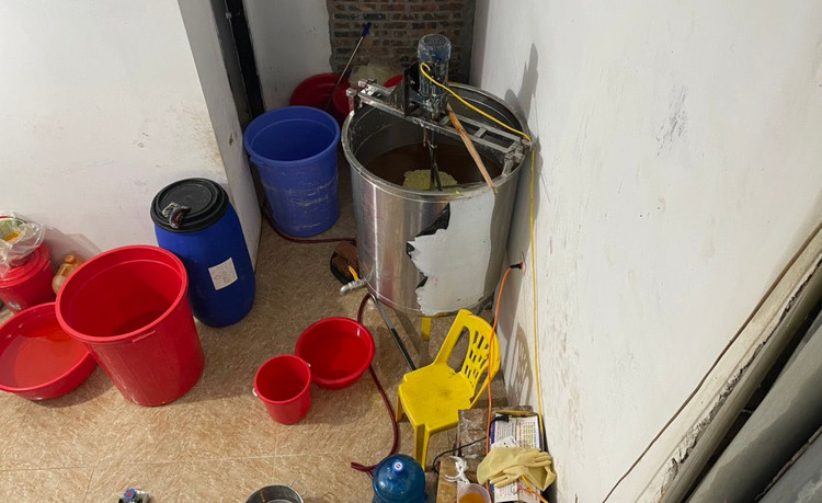 Cận cảnh xưởng sản xuất mỹ phẩm, nước hoa Chanel đựng trong xô chậu - 5