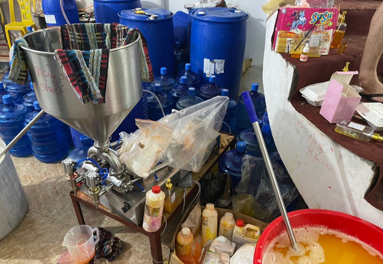 Cận cảnh xưởng sản xuất mỹ phẩm, nước hoa Chanel đựng trong xô chậu - 3