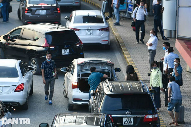 Sợ bị cấm cửa, nhiều tài xế từ chối chở khách đến/đi từ sân bay Nội Bài - 1