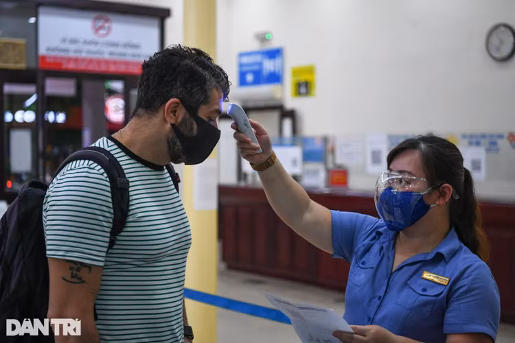 Vắng lặng ở Ga Hà Nội ngày chạy lại đôi tàu khách Thống nhất SE3/SE4 - 9