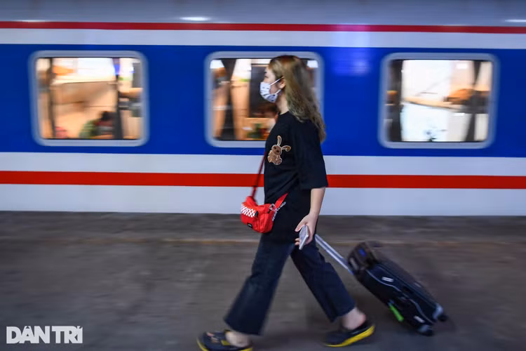 Vắng lặng ở Ga Hà Nội ngày chạy lại đôi tàu khách Thống nhất SE3/SE4 - 11