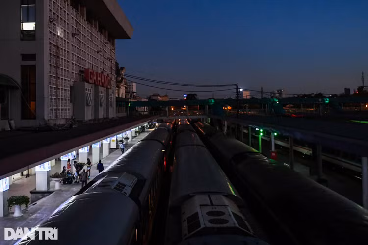 Vắng lặng ở Ga Hà Nội ngày chạy lại đôi tàu khách Thống nhất SE3/SE4 - 1