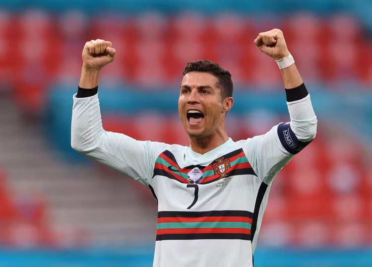 C.Ronaldo sắp phá kỷ lục vĩ đại của bóng đá thế giới - 1