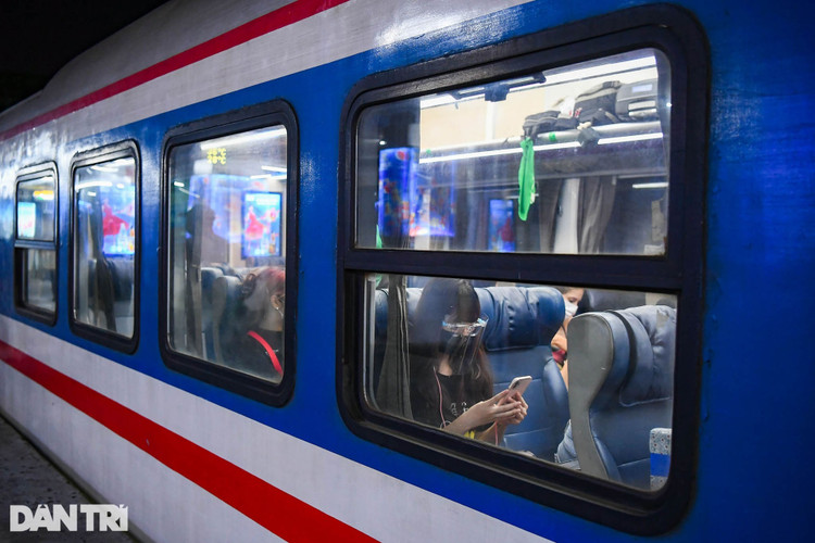 Vắng lặng ở Ga Hà Nội ngày chạy lại đôi tàu khách Thống nhất SE3/SE4 - 15