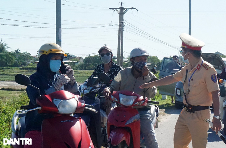 Ngày đầu TP Vinh cách ly: Bản hợp đồng tiền tỷ được ký tại chốt kiểm dịch - 6