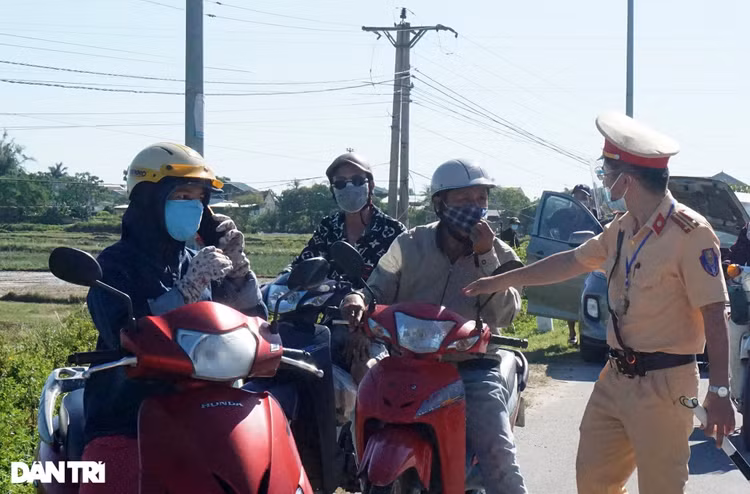 Ngày đầu TP Vinh cách ly: Bản hợp đồng tiền tỷ được ký tại chốt kiểm dịch - 6