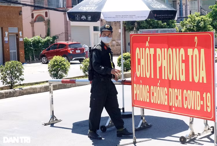 Ngày đầu TP Vinh cách ly: Bản hợp đồng tiền tỷ được ký tại chốt kiểm dịch - 5