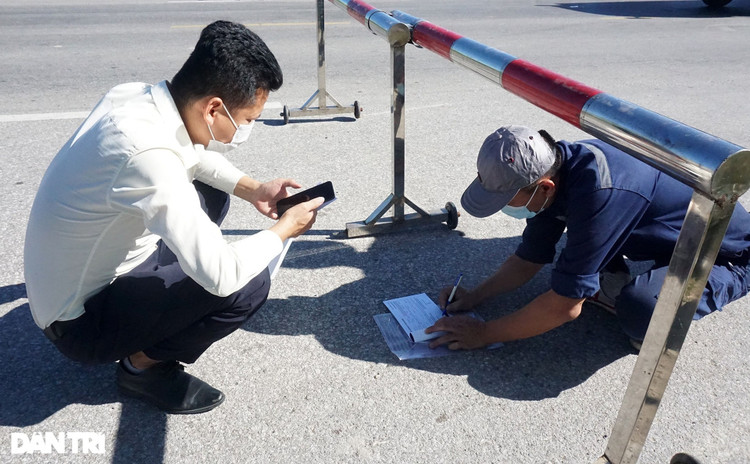 Ngày đầu TP Vinh cách ly: Bản hợp đồng tiền tỷ được ký tại chốt kiểm dịch - 9