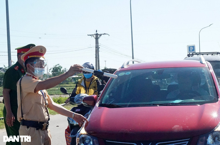 Ngày đầu TP Vinh cách ly: Bản hợp đồng tiền tỷ được ký tại chốt kiểm dịch - 7