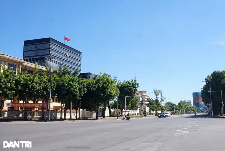 Ngày đầu TP Vinh cách ly: Bản hợp đồng tiền tỷ được ký tại chốt kiểm dịch - 1