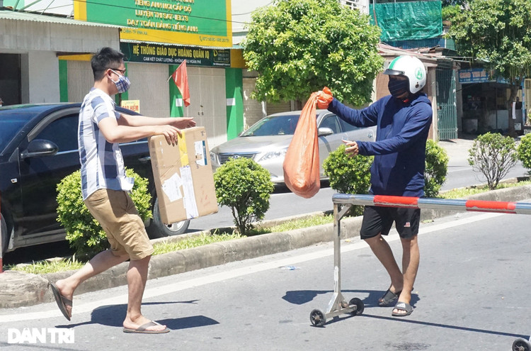 Ngày đầu TP Vinh cách ly: Bản hợp đồng tiền tỷ được ký tại chốt kiểm dịch - 10
