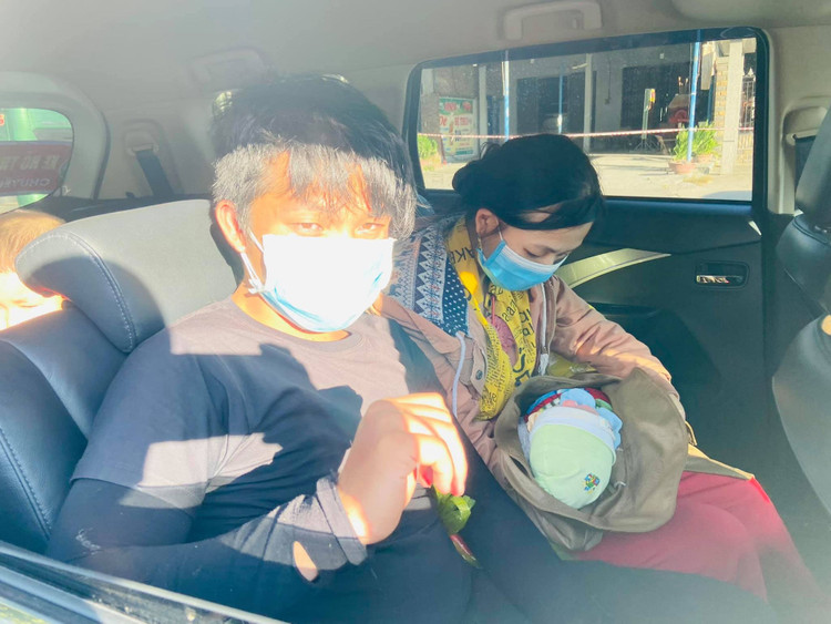 Bé trai 9 ngày tuổi cùng bố mẹ vượt gần 1.000 km bằng xe máy về quê - 2