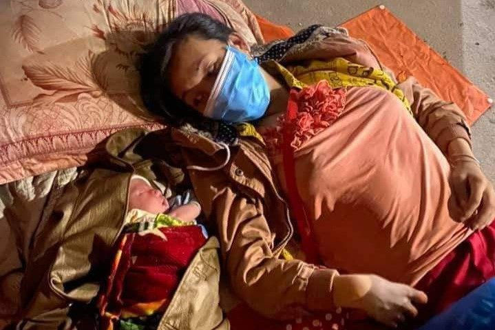 Bé trai 9 ngày tuổi cùng bố mẹ vượt gần 1.000 km bằng xe máy về quê - 1